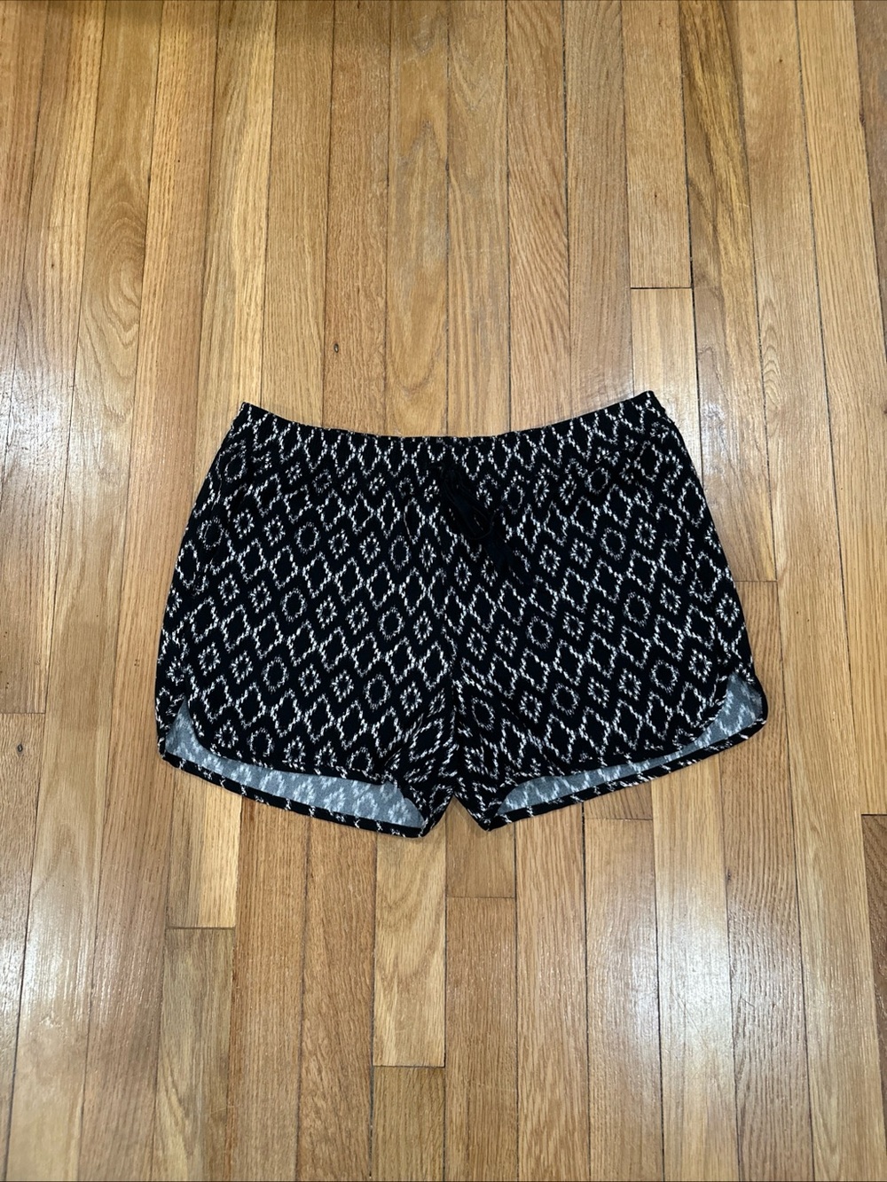 Banana Republic Women's Black & White Shorts Size Small , 3.5"